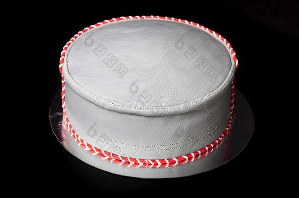 生日蛋糕的形状就像一顶帽子，上面有花边和图案