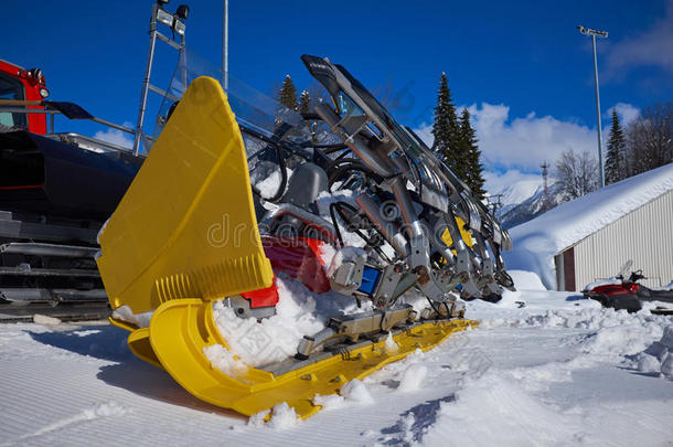 滑雪斜坡上的滑梯