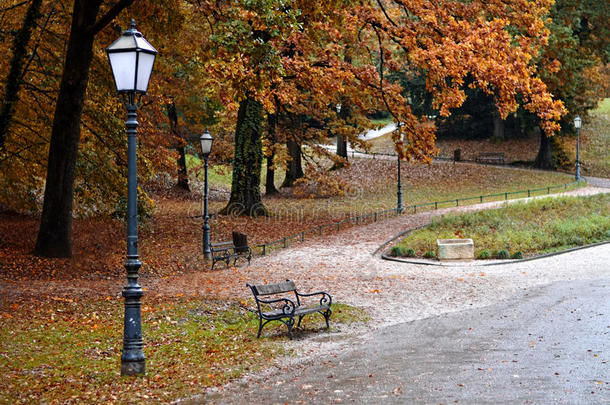 秋天美丽的长凳首都城市