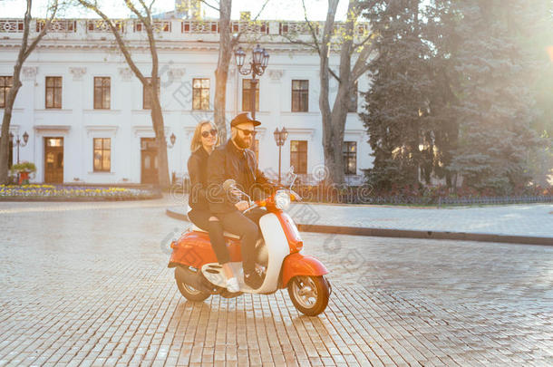 在城市骑摩托车的夫妇