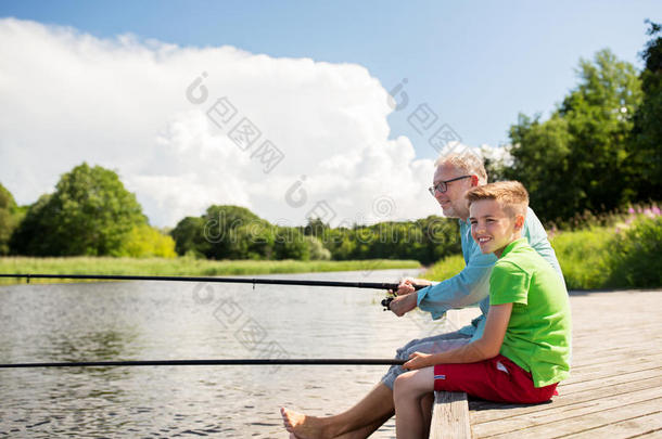 祖父和孙子在河边钓鱼