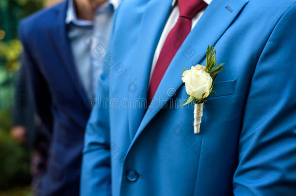 蓝色婚礼布托尼埃在新郎`夹克上