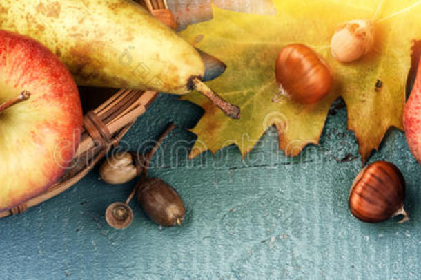 秋天的静物有石榴、苹果和落叶。 秋天