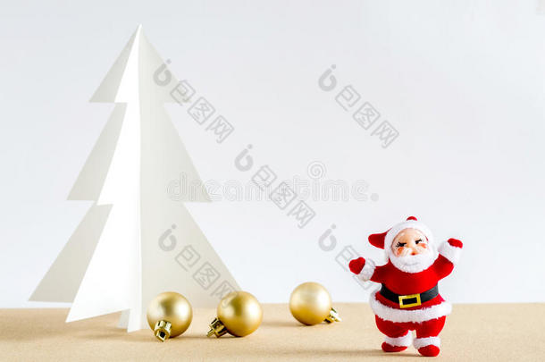 圣诞背景。 圣诞老人，金球和圣诞礼物