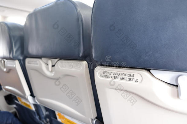 飞机座椅，座椅文字下方有救生衣