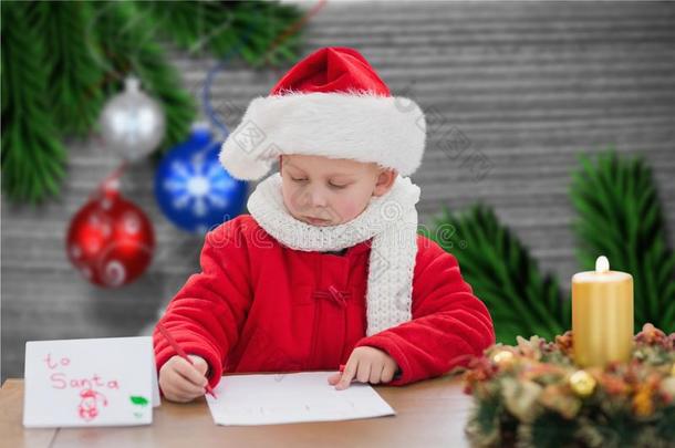 戴圣诞帽的男孩写了一封信