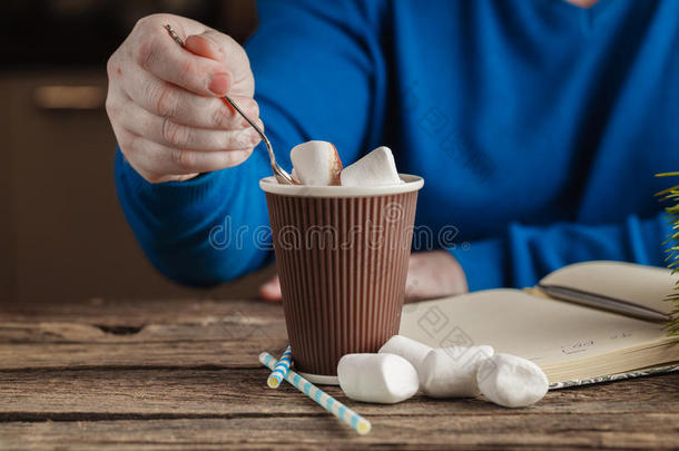 背景饮料打破棕色的巧克力