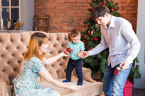 圣诞节，圣诞节，家庭，人们，幸福的概念-快乐的父母和漂亮的男孩