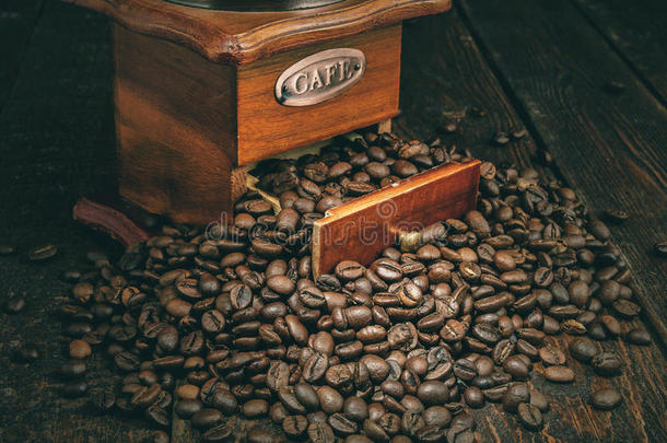 咖啡机与咖啡豆在黑暗的背景。 复古