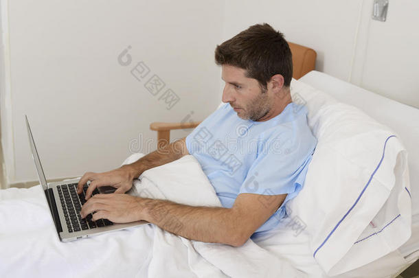 商人实习生作为病人在医院患有疾病，并在诊所床上用笔记本电脑工作