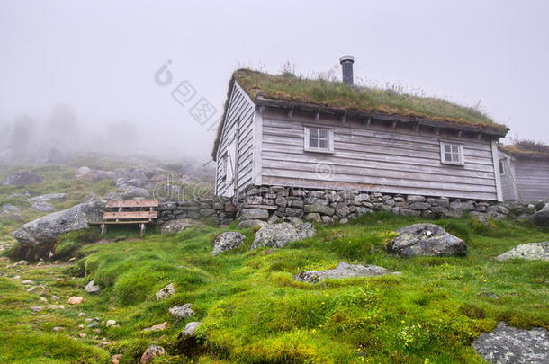 令人惊叹的自然景观，雾山和旅游庇护所。地理位置：斯堪的纳维亚山脉，挪威，欧洲。艺术画。博