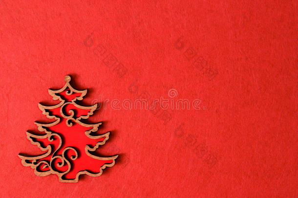 圣诞树上红色背景的质感，木质环保装饰，玩具