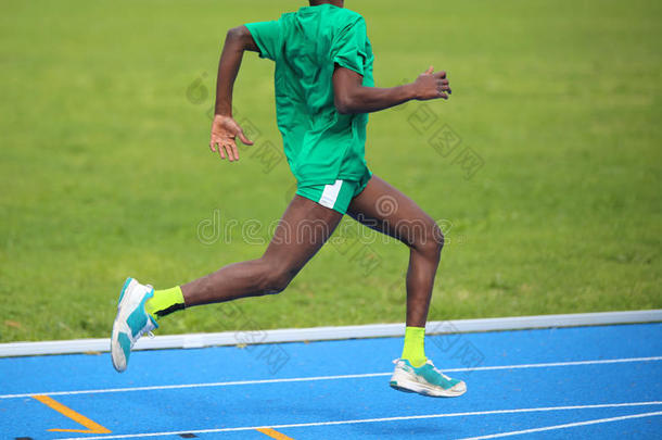 非洲运动员以大踏步和他的肌肉赢得了脚赛跑