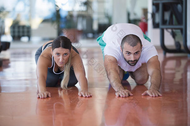 健身房男女俯卧撑力量俯卧撑与哑铃在健身锻炼