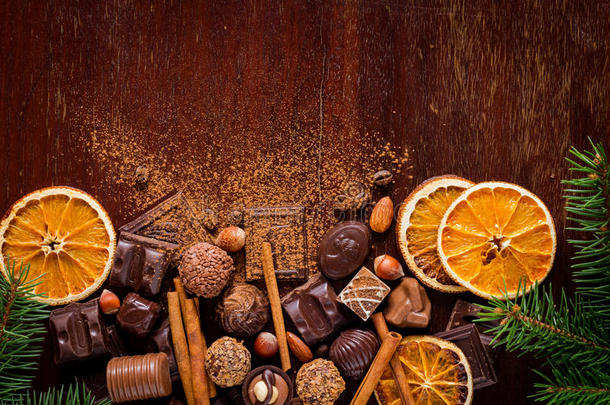 圣诞糖果：巧克力、果仁、干橙色戒指、香料和坚果