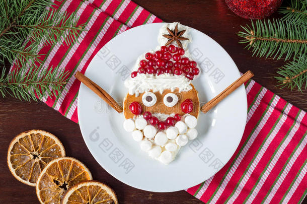 有创意的有趣的食物给孩子：快乐的圣诞老人煎饼