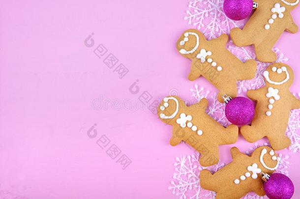 节日粉红色主题圣诞节日背景与姜饼