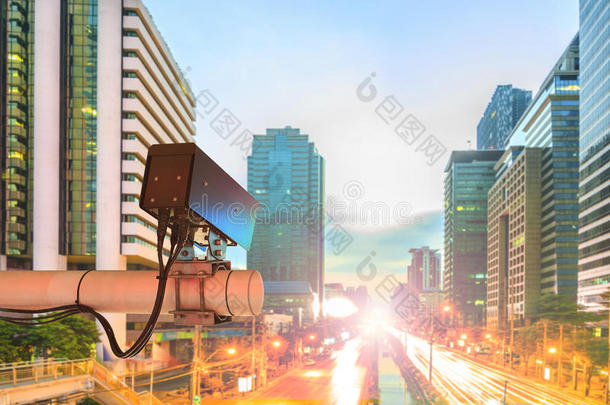在交通道路上运行的闭路电视安全摄像机或<strong>监控系统</strong>