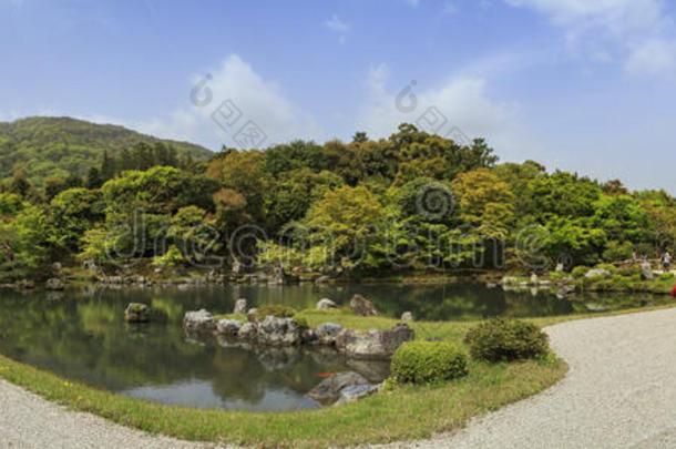 花园里有池塘，前面有十九寺