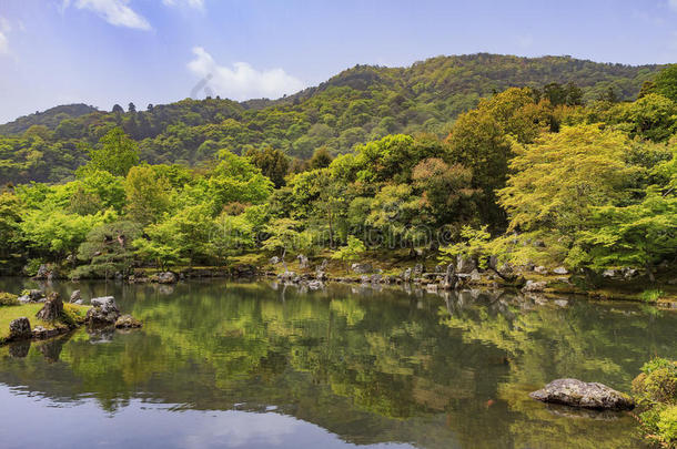 花园里有池塘，前面有十九寺