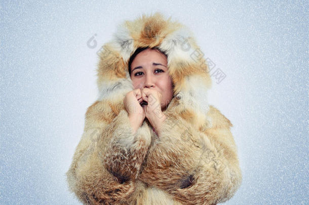 亚洲女人穿着狐狸皮大衣<strong>暖手</strong>，寒冷，雪，暴风雪
