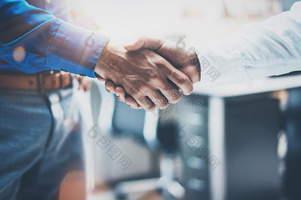 密切关注商业伙伴关系<strong>握手</strong>概念。照片两个商人<strong>握手</strong>过程。成功后的交易