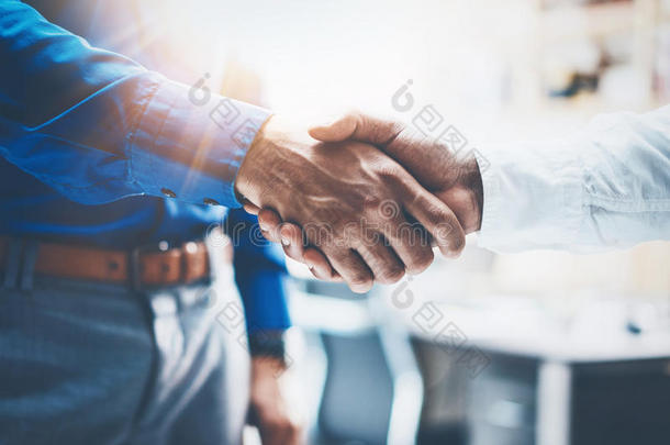近距离看待商业伙伴握手。概念两个商人握手过程。成功后的伟大