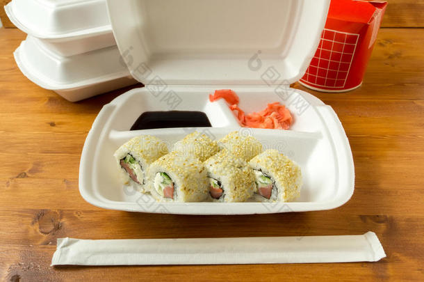 容器上有<strong>寿司</strong>、生姜、酱油和新筷子。