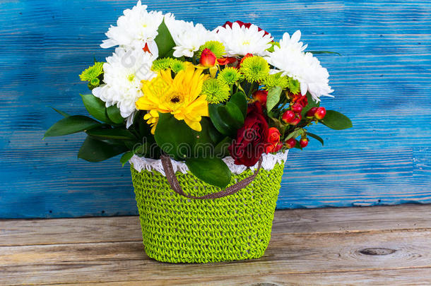鲜花在绿色柳条篮子里的插花