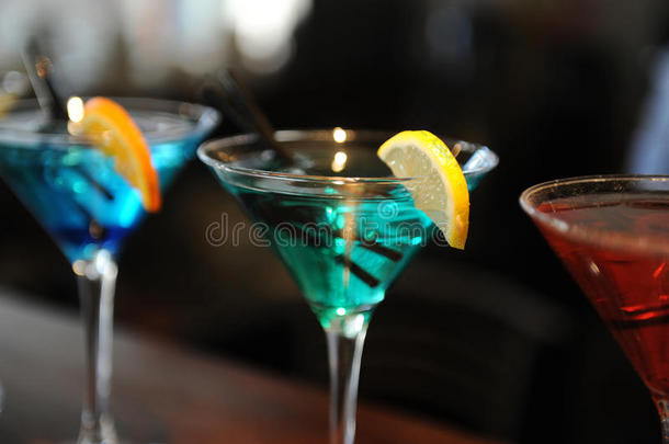 酒精酒吧蓝色明亮的咖啡馆