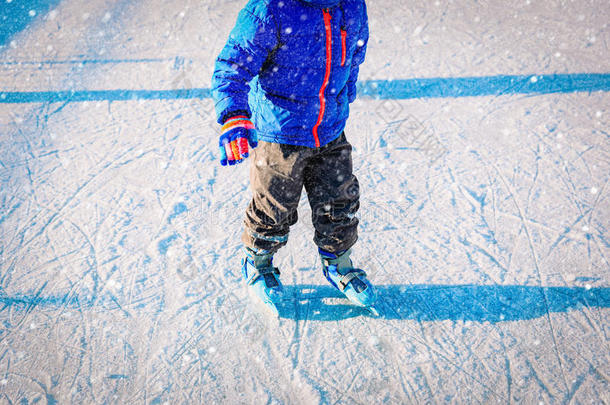 孩子们的脚在冬天的雪<strong>中学</strong>会在冰上滑冰