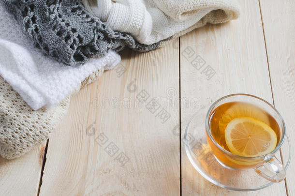 舒适柔软的冬季背景。 一杯茶和温暖的针织衣服。