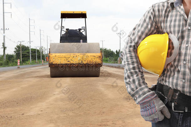 压路机司机正在进行道路施工