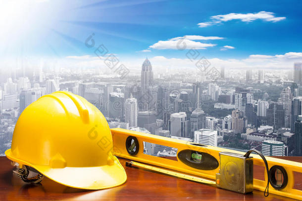 工程师工作台，测量磁带和水平水工具设备在高楼建筑工地蓝天与I