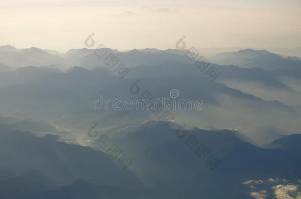 蓝天和山景从飞机风格复古时尚背景与合作空间