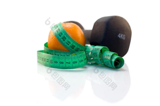 哑铃，橙色和白色背景上的测量磁带。