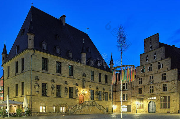 德国奥斯纳布鲁克旧市政厅和<strong>称重</strong>房屋的夜景