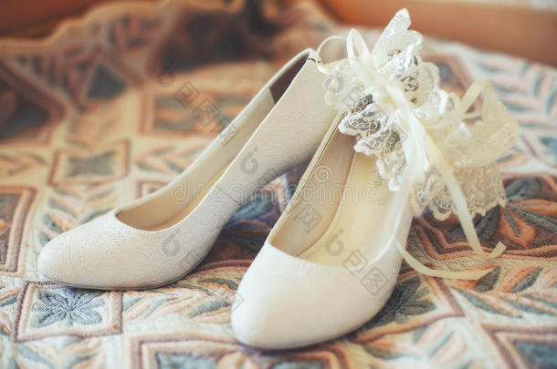 新娘婚纱鞋与吊带沙发，复古色调