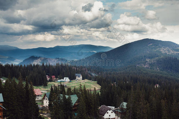 喀尔巴阡山脉。 山里的村庄。