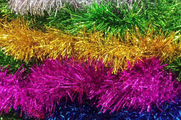 抽象各种彩色闪亮的蛇形塑料花环和五彩纸屑，作为节日聚会装饰或圣诞节的丝带