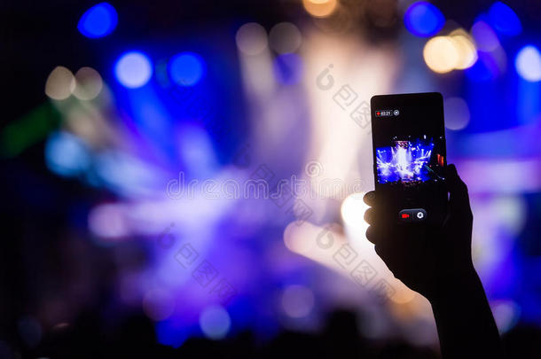 手持智能手机记录现场音乐节