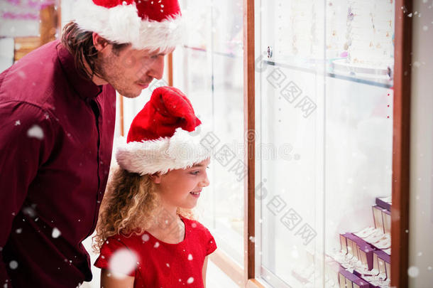 圣诞服装中父女侧视的复合图像，看<strong>珠宝展示</strong>