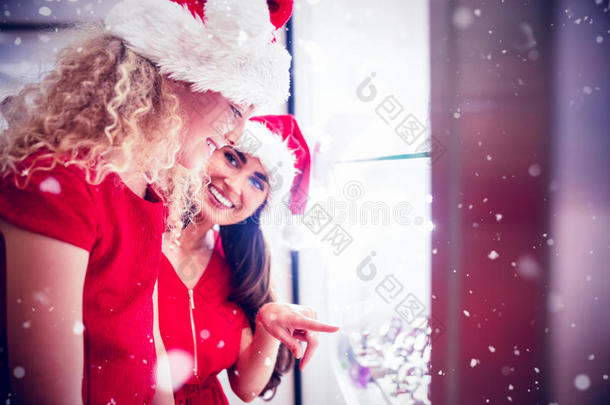 快乐的母亲和女儿在圣诞节服装的综合形象，看手表显示