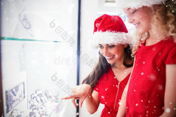 母亲和女儿穿着圣诞服装的综合形象，看着手表的展示
