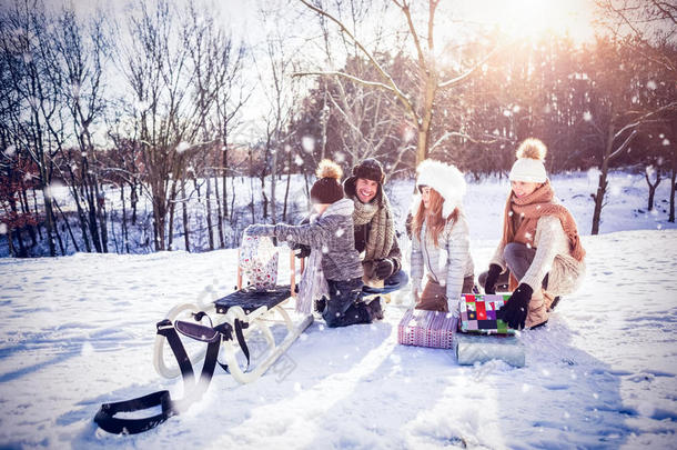 家庭在雪地上玩雪橇的复合图像