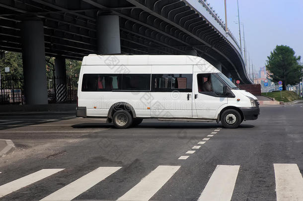 小巴在城市街道上行驶