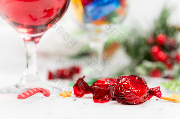 把酒和糖果放在圣诞桌上。