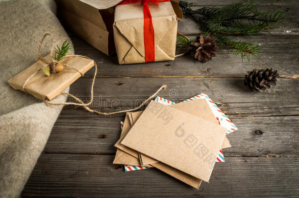 礼品包装和<strong>信件</strong>，圣诞祝福卡。 信封上有<strong>信件</strong>、礼物、圣诞树树枝和圆锥形，顶部v