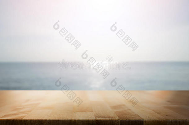 书桌空间，大海，夏天和晴天