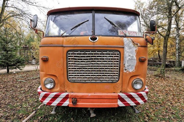 旧橙色卡车的前部